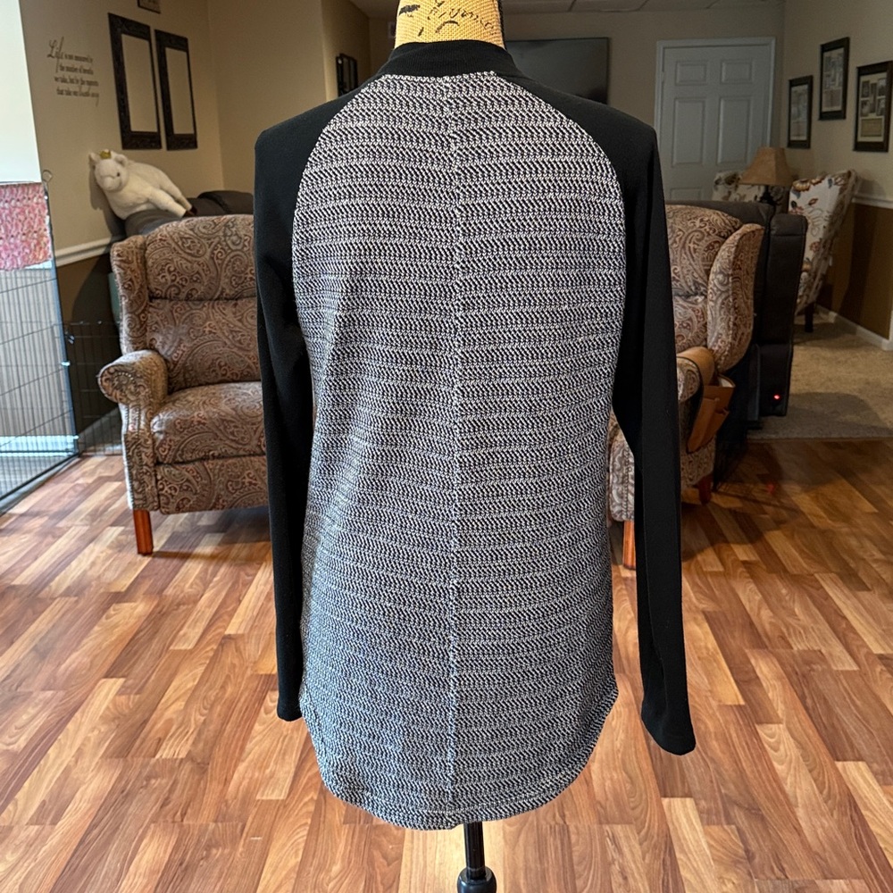 Vans size medium lightweight button up sweatshirt or could be worn as a jacket - Picture 5 of 5
